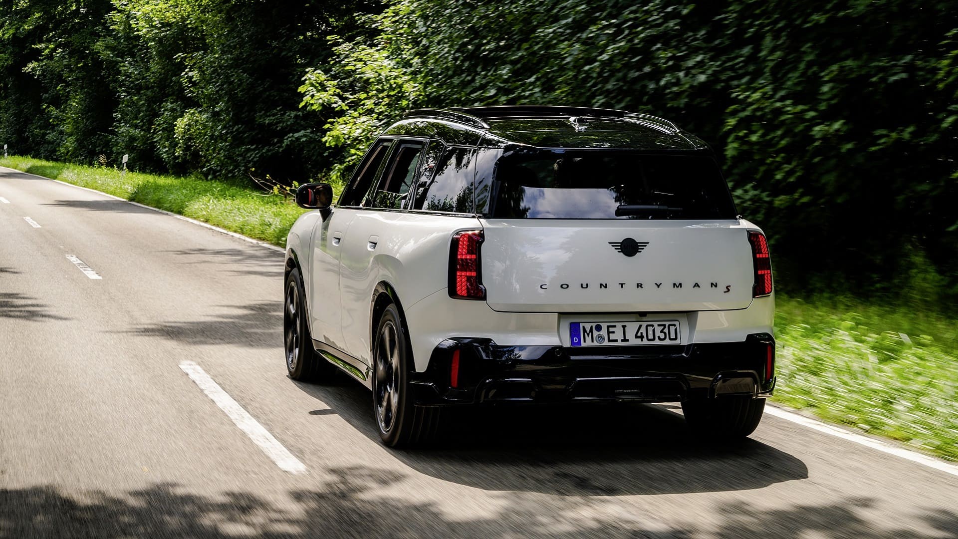 MINI Countryman mit Dachbox auf der Straße.